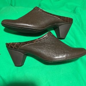 Lovely Almost new brown Liz Claiborne mule 8.5